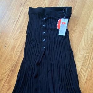 Pleated midi skirt with slit